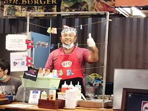 คุณธรรมรัตน์ บุรี เจ้าของร้าน MR. Burger